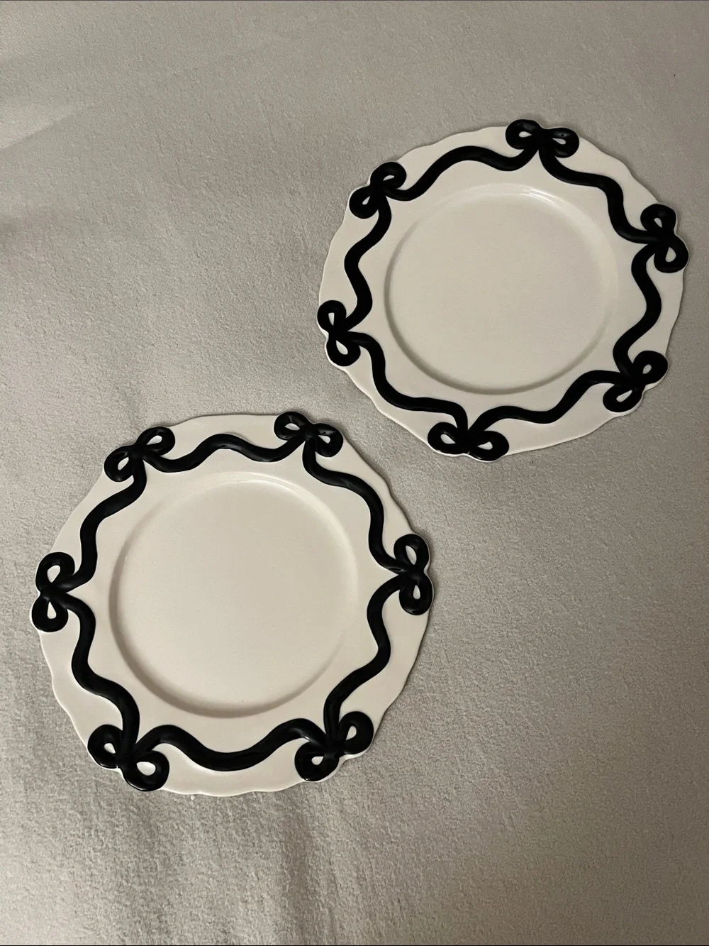 Anthropologie Benedita Bow Ceramic Stoneware Dinner Plate Set of Two - Picture 3 of 5